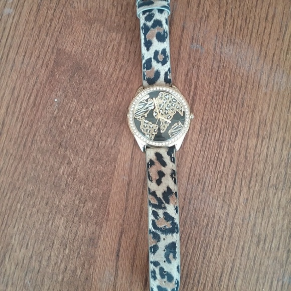 Guess Leather Leopard Print World Face Watch - Picture 1 of 8